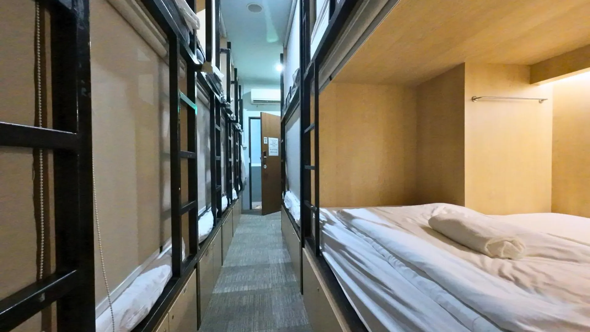 The Room @ Bugis Singapur 0*,  Singapur
